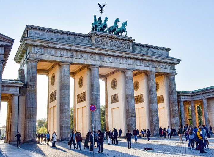 brand-front-of-the-brandenburg-gate-5117579_1280